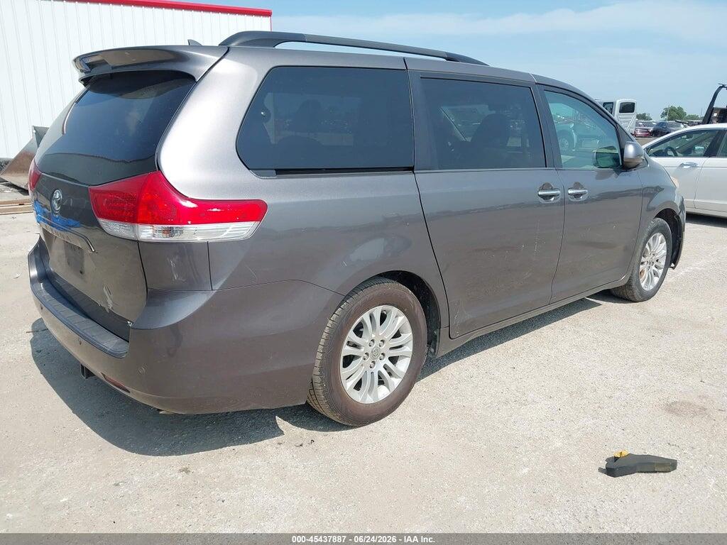 5TDYK3DC3BS131071 2011 TOYOTA SIENNA photo no. 4