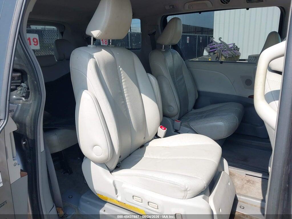 5TDYK3DC3BS131071 2011 TOYOTA SIENNA photo no. 8