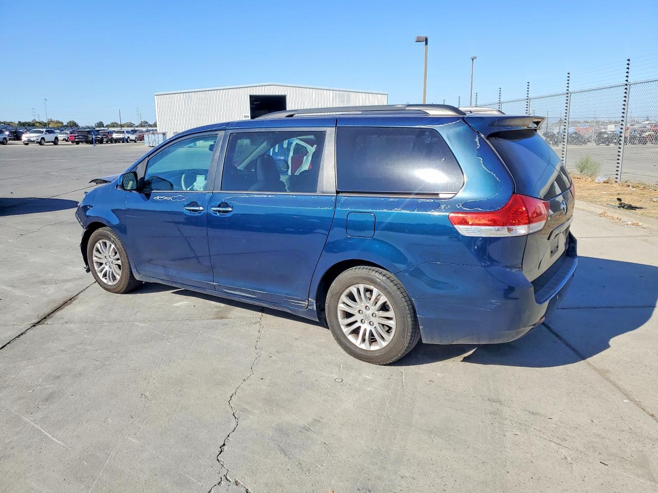 2012 TOYOTA SIENNA XLE 8-PASSENGER — Фото 2 из 13