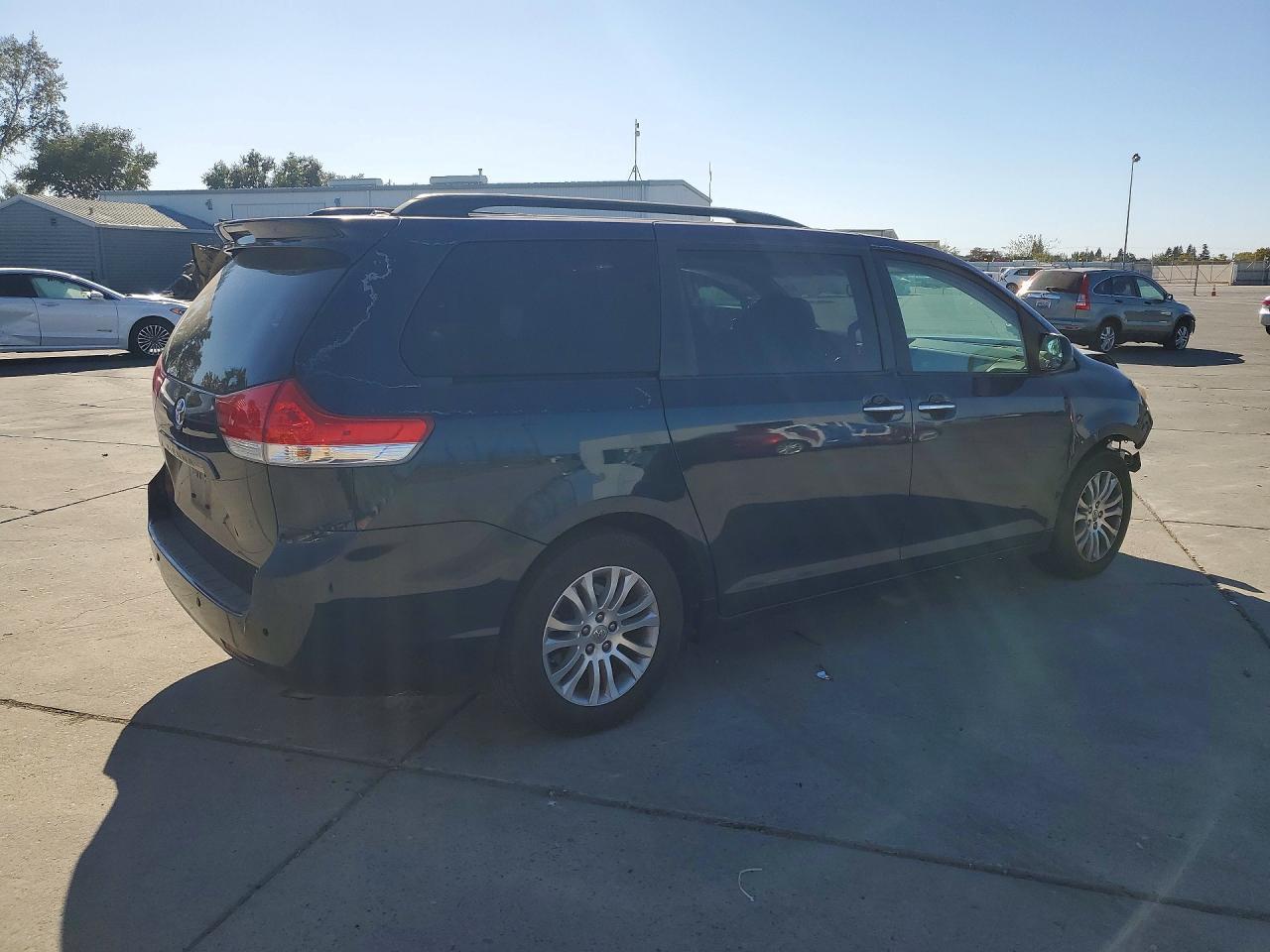 2012 TOYOTA SIENNA XLE 8-PASSENGER — Фото 3 из 13