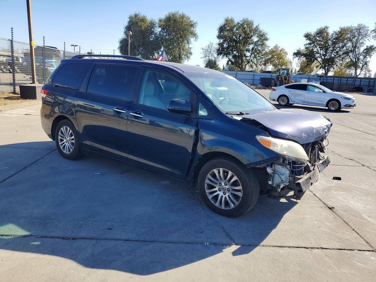 2012 TOYOTA SIENNA XLE 8-PASSENGER — Фото 4 из 13