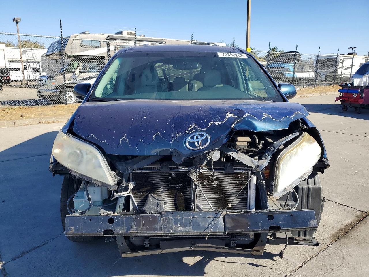 2012 TOYOTA SIENNA XLE 8-PASSENGER — Фото 5 из 13