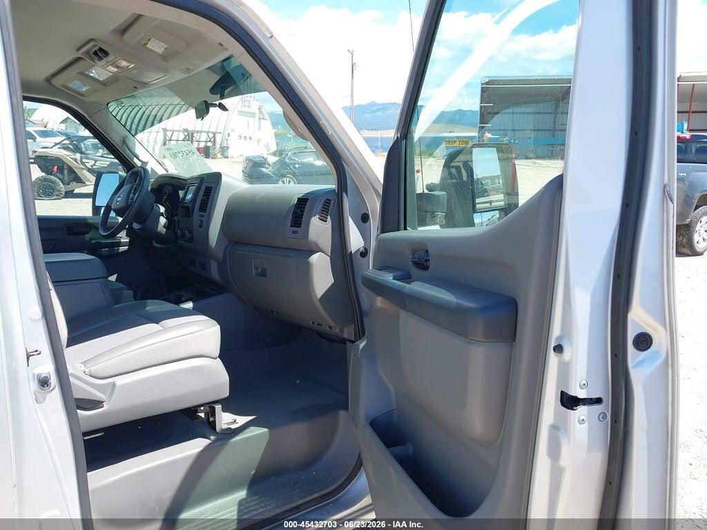 5BZBF0AA2JN852286 2018 NISSAN NV PASSENGER NV3500 HD photo no. 5