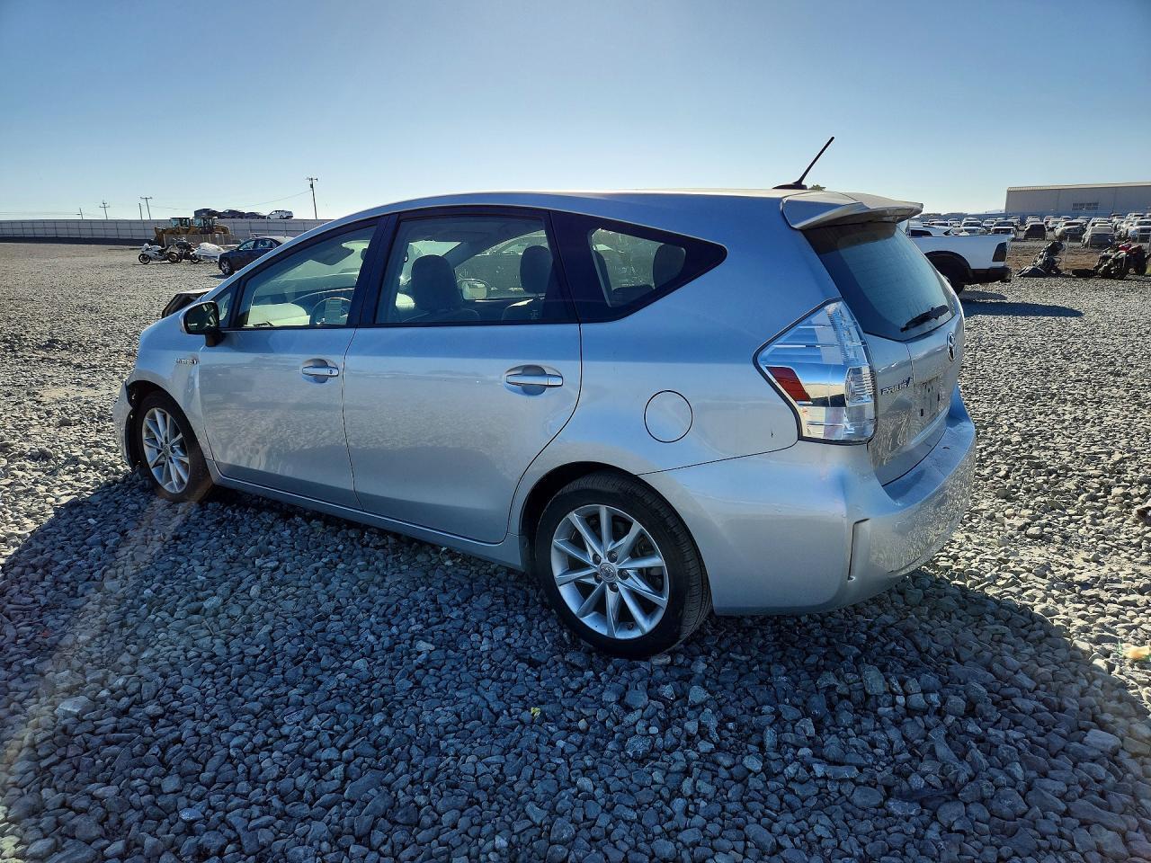 2013 TOYOTA PRIUS V FIVE — Фото 2 из 12