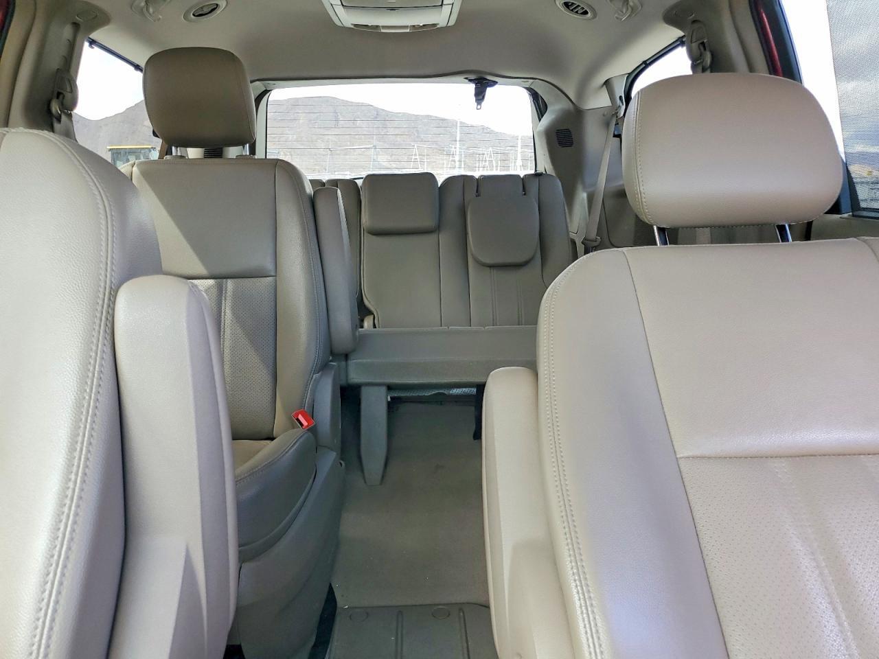 2016 CHRYSLER TOWN & COUNTRY TOURING L — Фото 10 из 14
