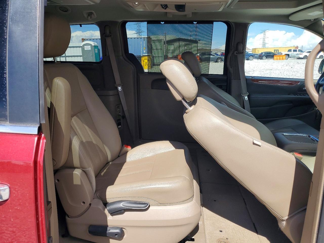 2016 CHRYSLER TOWN & COUNTRY TOURING L — Фото 11 из 14