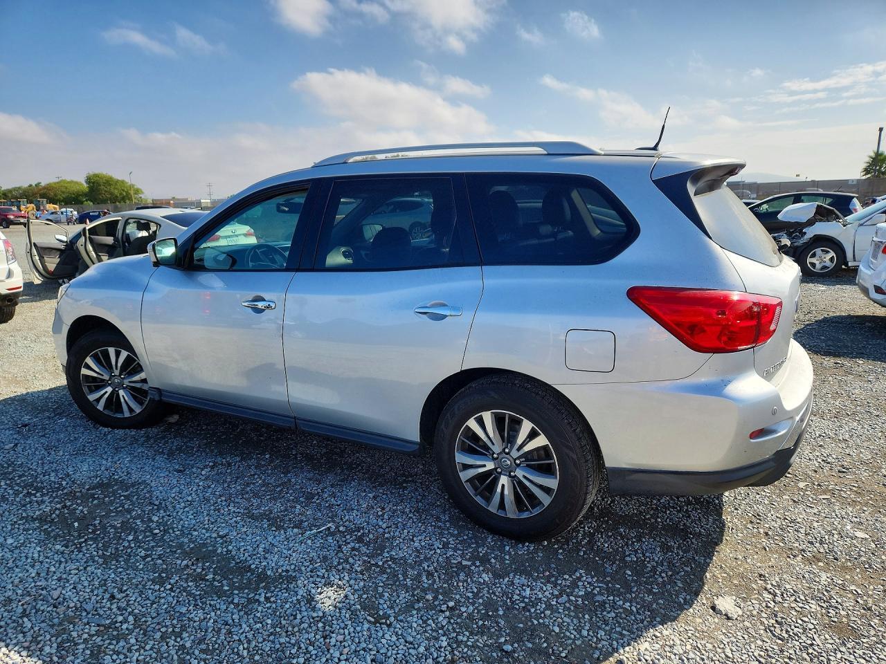 2017 NISSAN PATHFINDER SL — Фото 2 из 13