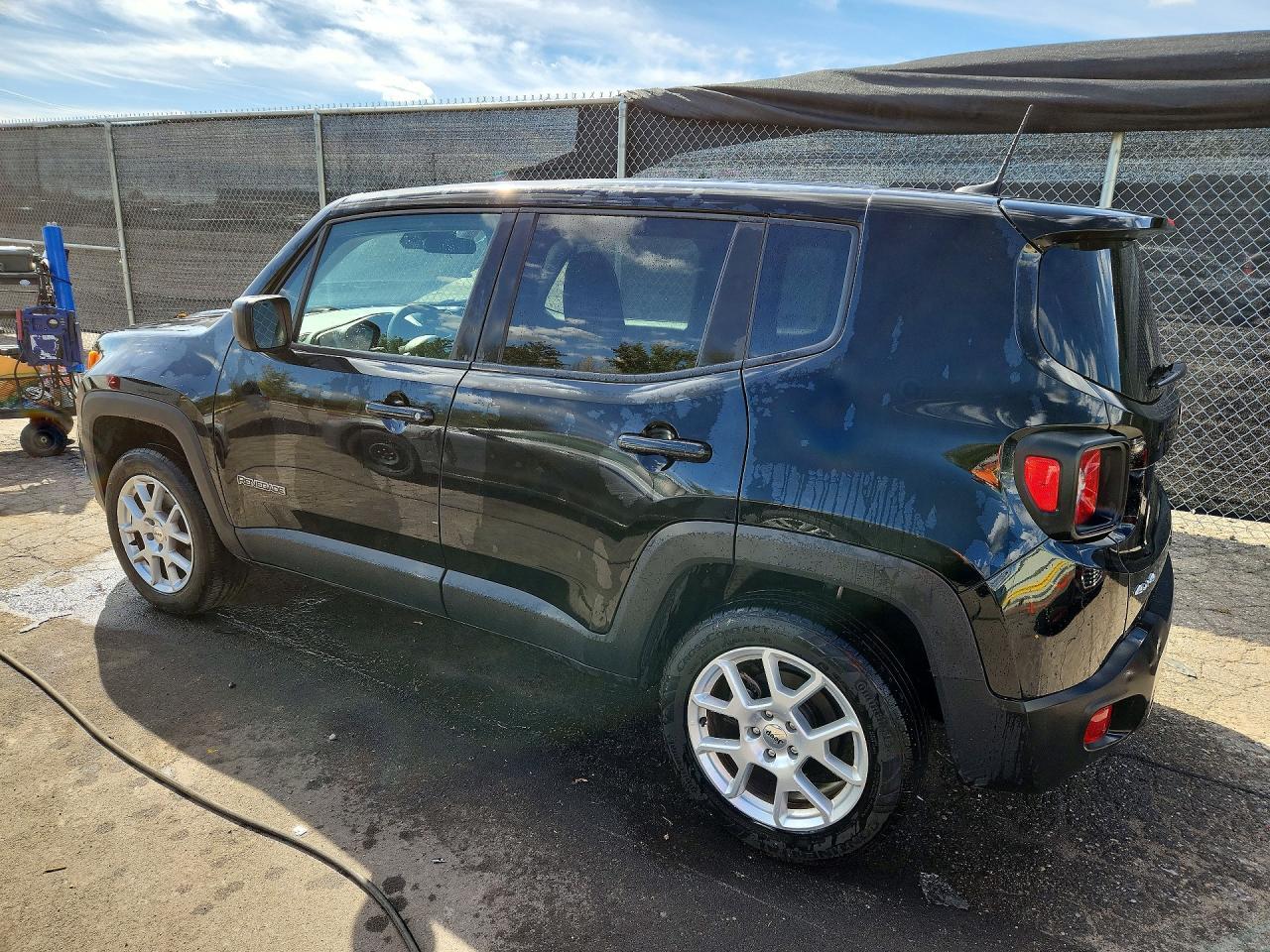 2023 JEEP RENEGADE LATITUDE 4X4 — Фото 2 из 12