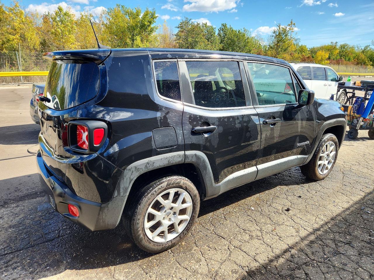 2023 JEEP RENEGADE LATITUDE 4X4 — Фото 3 из 12