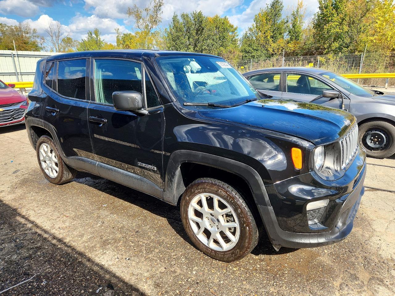 2023 JEEP RENEGADE LATITUDE 4X4 — Фото 4 из 12