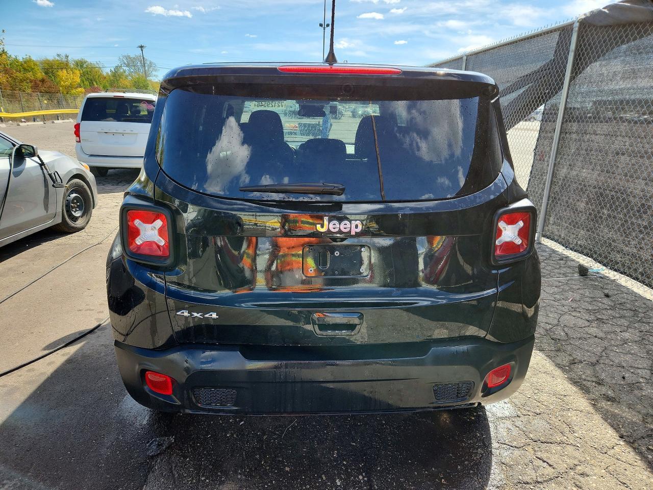 2023 JEEP RENEGADE LATITUDE 4X4 — Фото 6 из 12