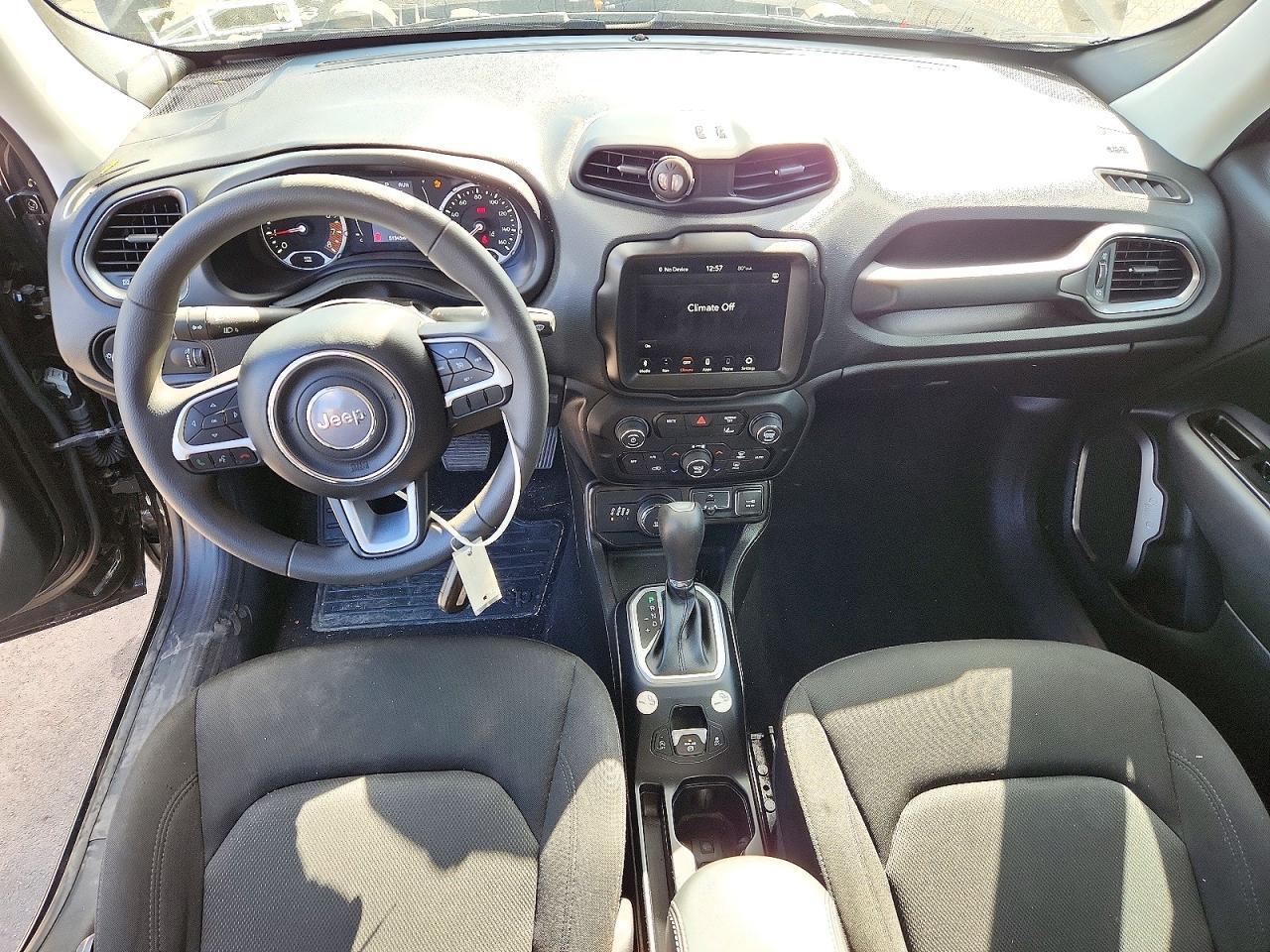 2023 JEEP RENEGADE LATITUDE 4X4 — Фото 8 из 12