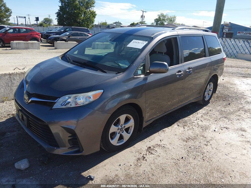 5TDKZ3DC0JS922805 2018 TOYOTA SIENNA photo no. 2