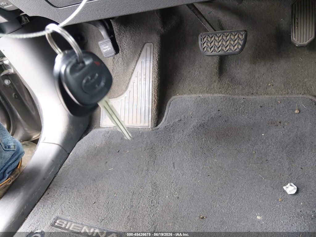 5TDJZ3DC5HS149979 2017 TOYOTA SIENNA photo no. 11
