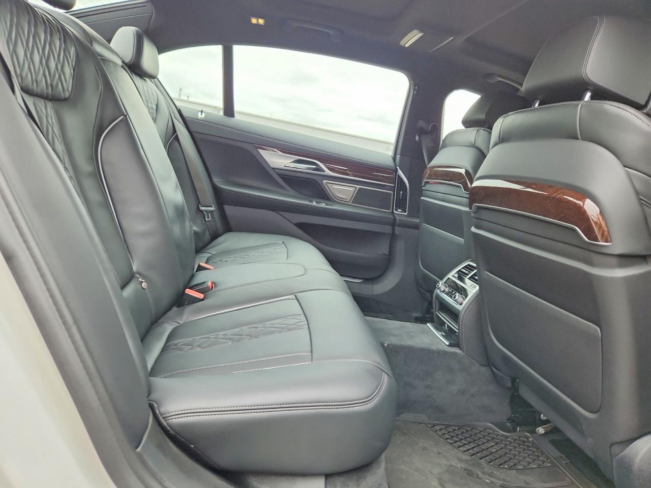 2022 BMW 750 XI — Фото 10 из 12