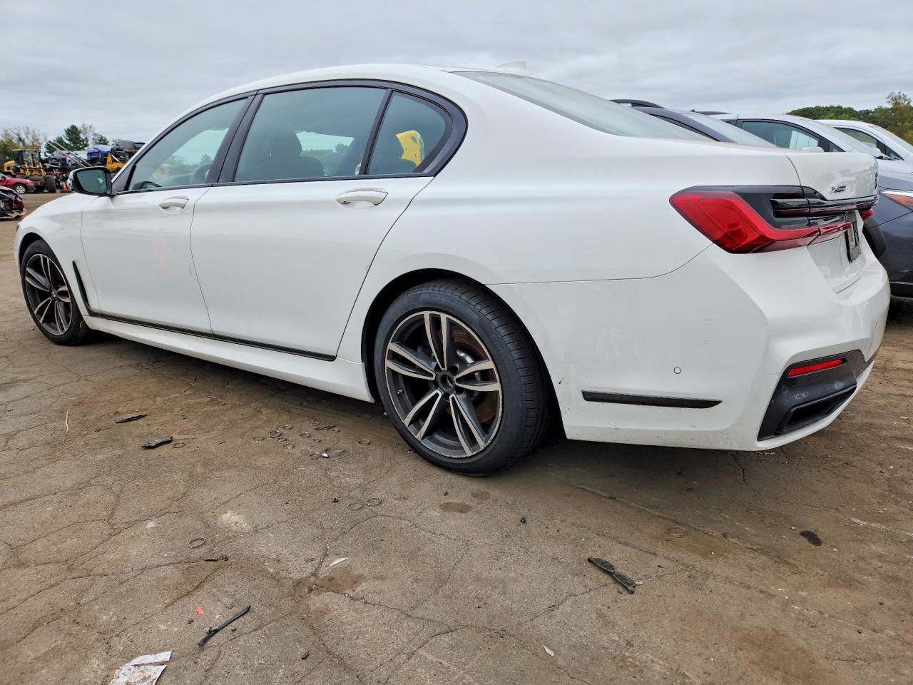 2022 BMW 750 XI — Фото 2 из 12