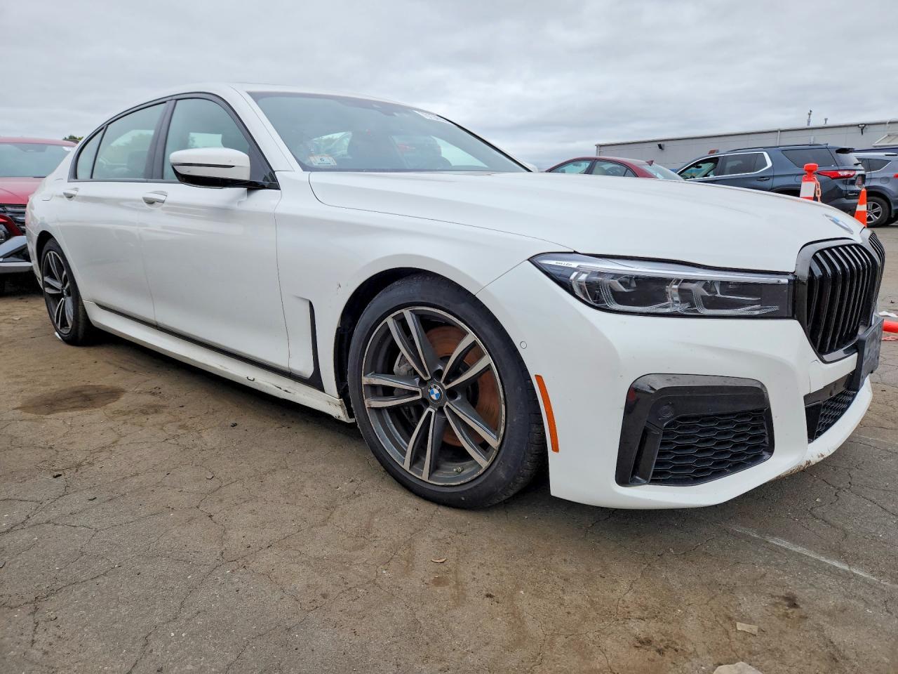 2022 BMW 750 XI — Фото 4 из 12