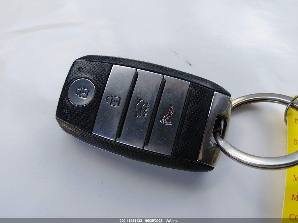 5XXGU4L38GG048581 2016 KIA OPTIMA photo no. 11