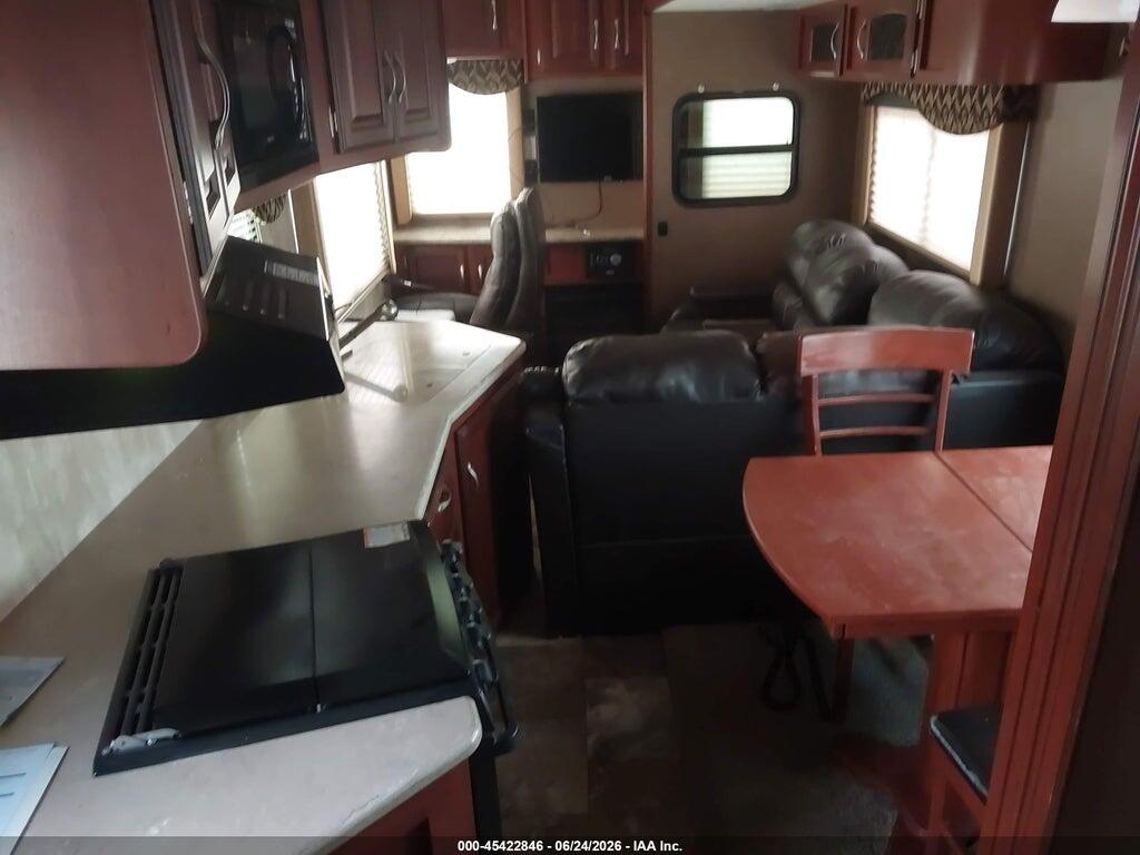 54CB12Y28F1V11272 2015 WINNEBAGO VOYAGE photo no. 5
