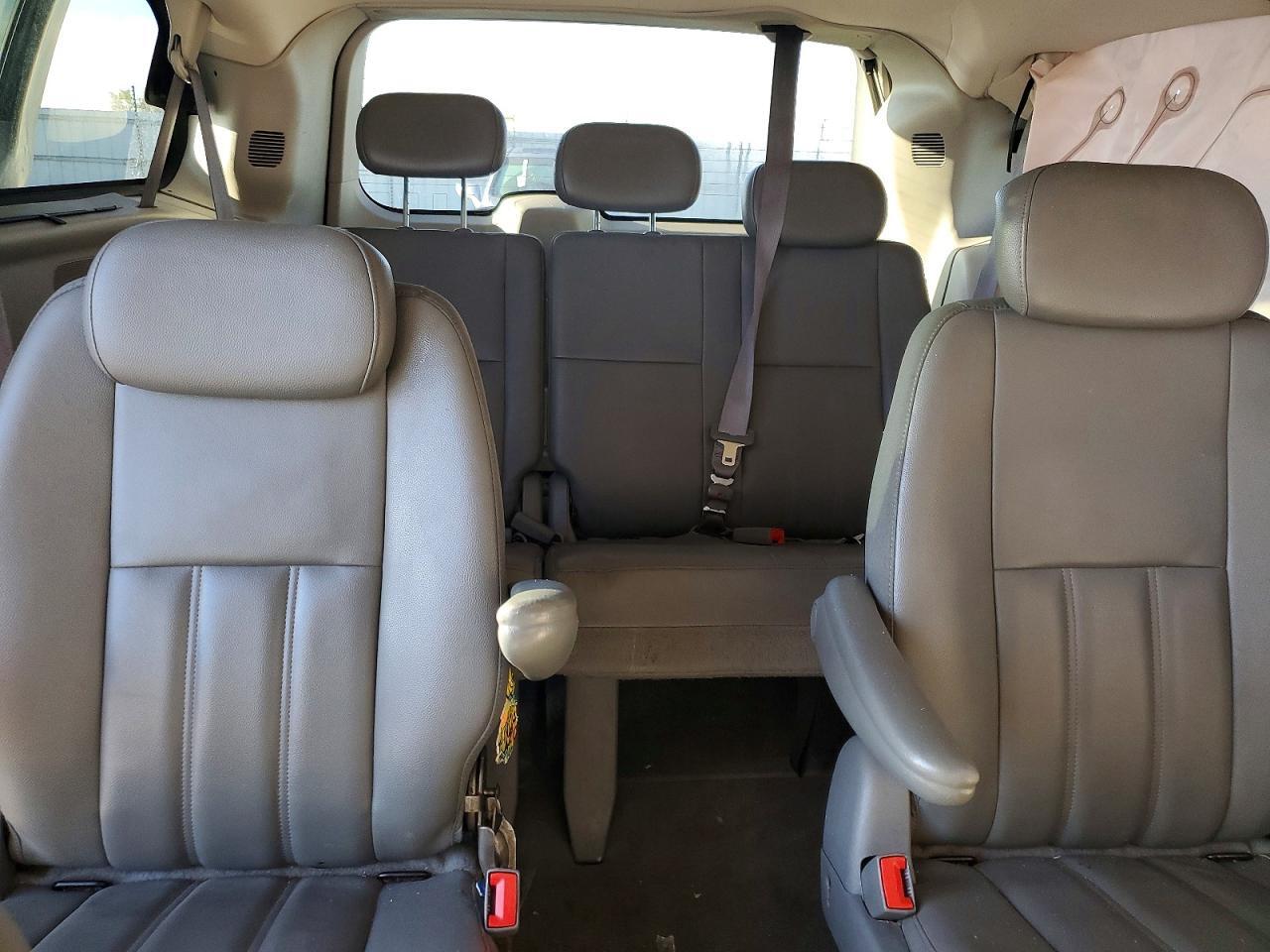 2010 CHRYSLER TOWN & COUNTRY TOURING — Фото 10 из 13