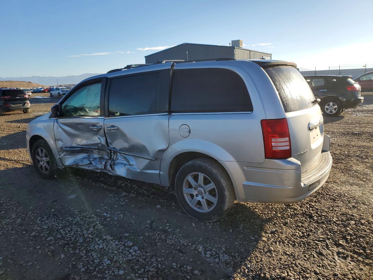 2010 CHRYSLER TOWN & COUNTRY TOURING — Фото 2 из 13