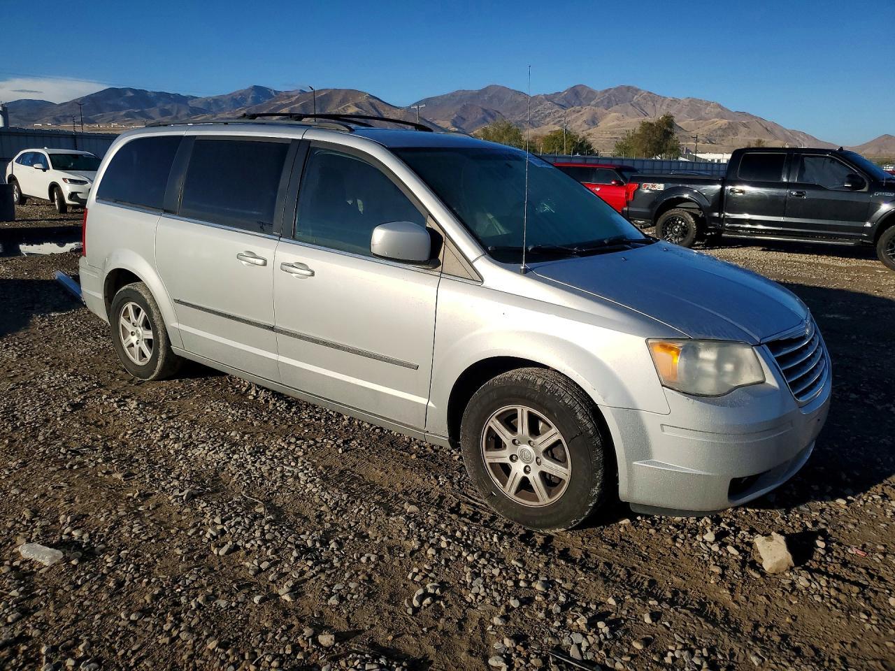 2010 CHRYSLER TOWN & COUNTRY TOURING — Фото 4 из 13