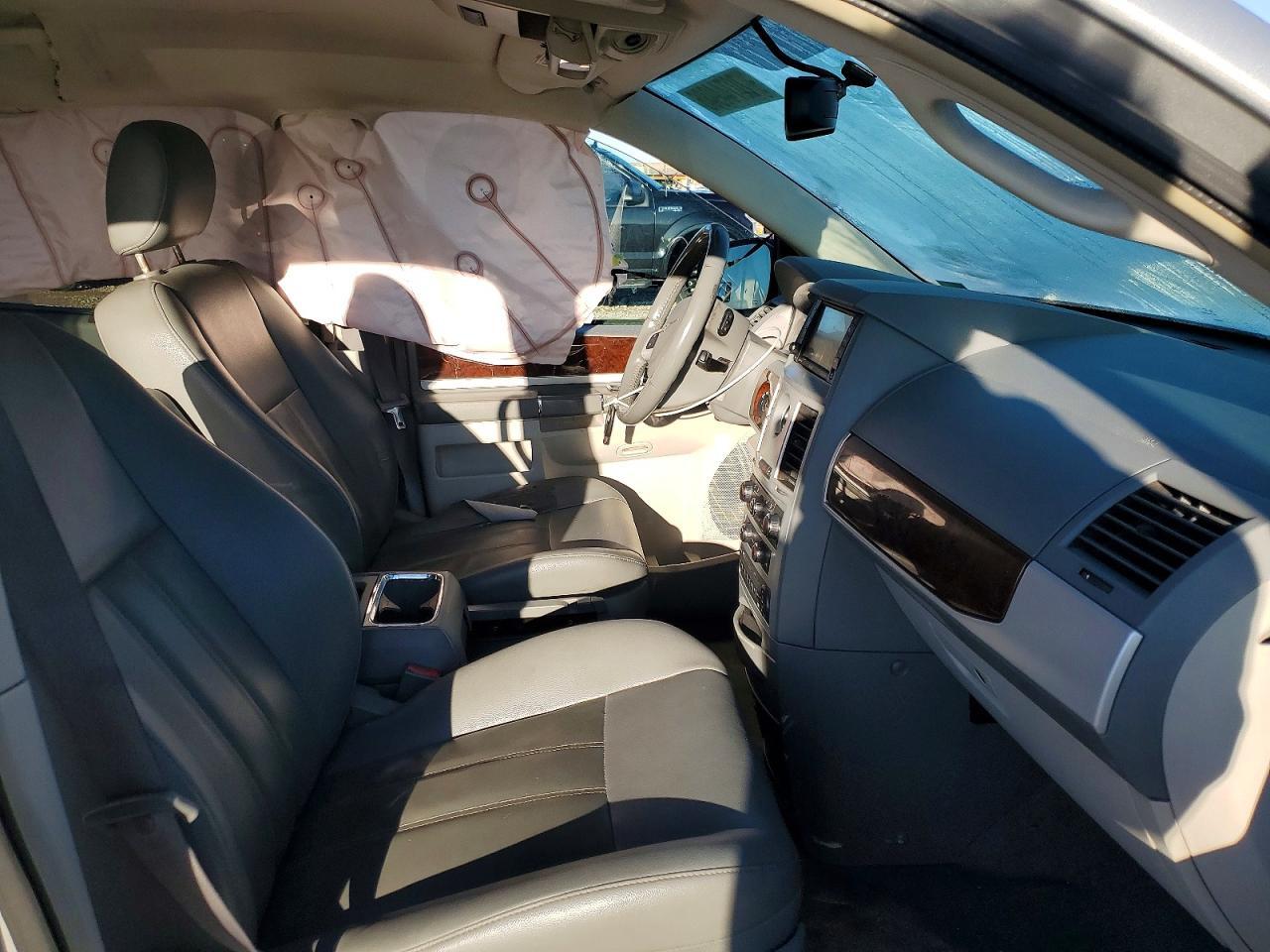 2010 CHRYSLER TOWN & COUNTRY TOURING — Фото 7 из 13