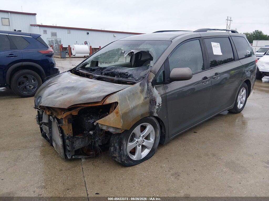 5TDKK3DC6BS045601 2011 TOYOTA SIENNA photo no. 2