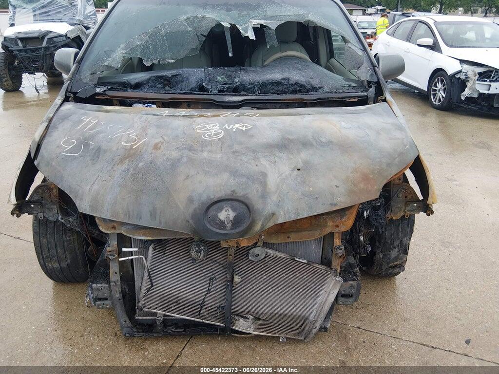 5TDKK3DC6BS045601 2011 TOYOTA SIENNA photo no. 6