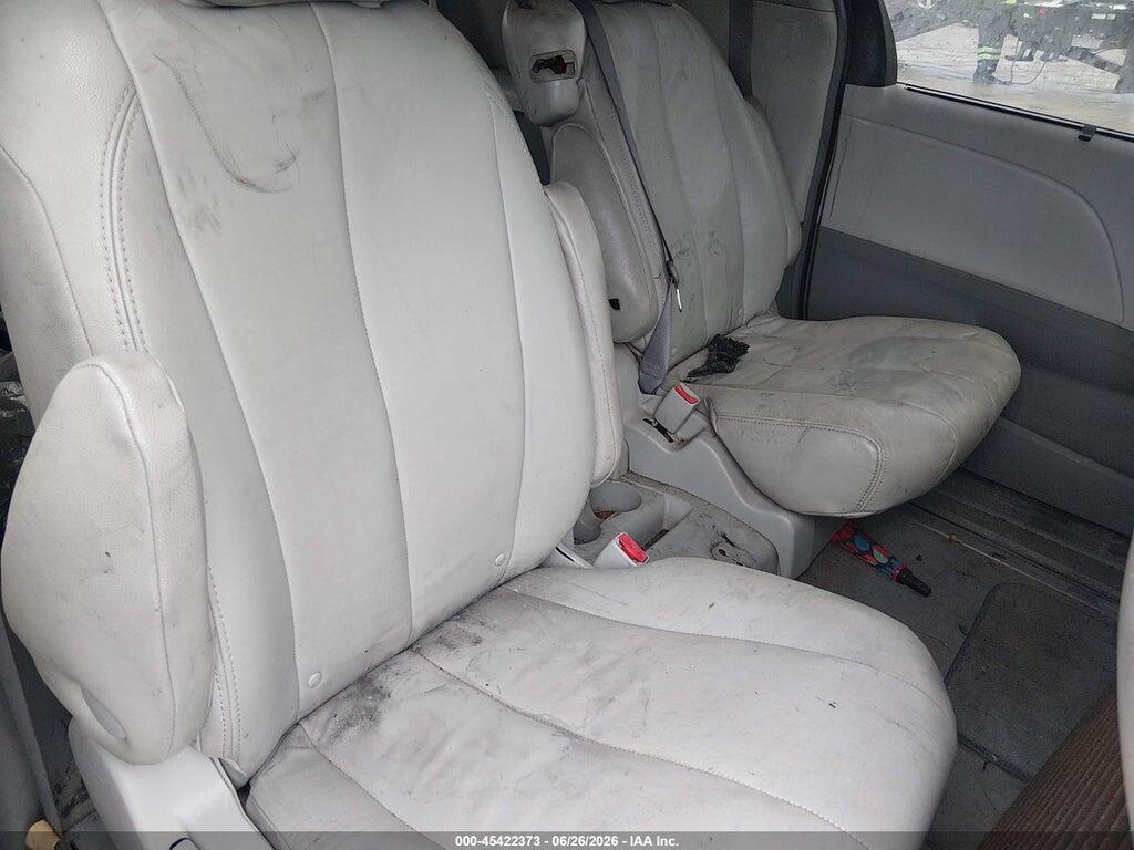 5TDKK3DC6BS045601 2011 TOYOTA SIENNA photo no. 8