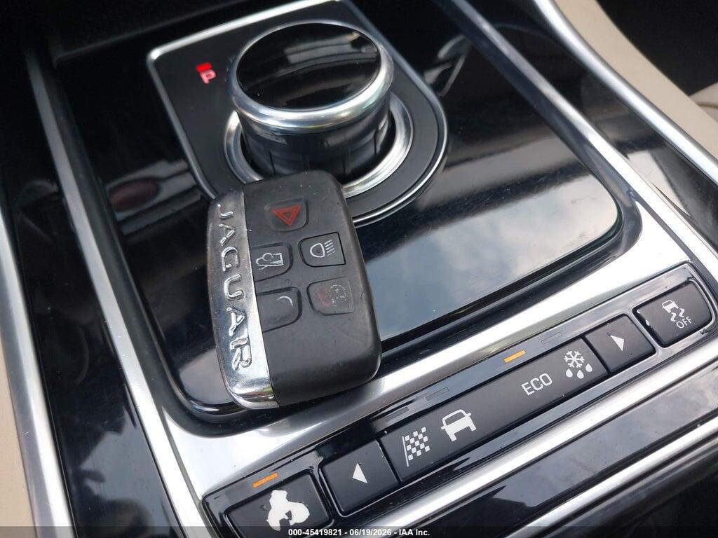 SAJBD4BV5HCY35679 2017 JAGUAR XF photo no. 11
