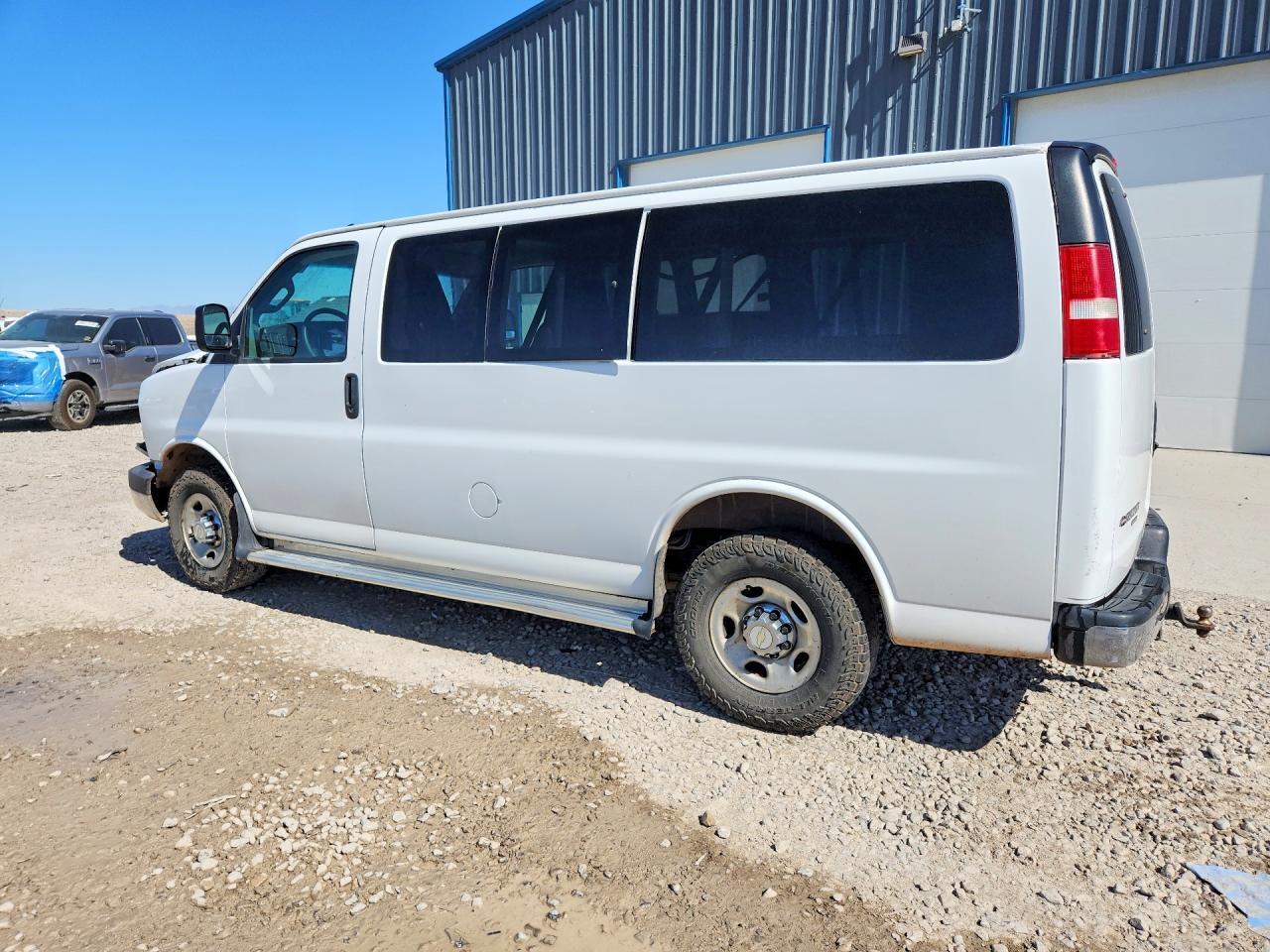 2016 CHEVROLET EXPRESS G3500 LT — Фото 2 из 12