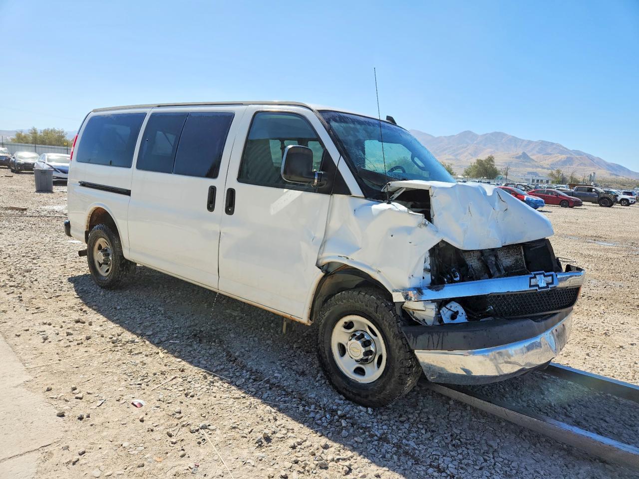 2016 CHEVROLET EXPRESS G3500 LT — Фото 4 из 12