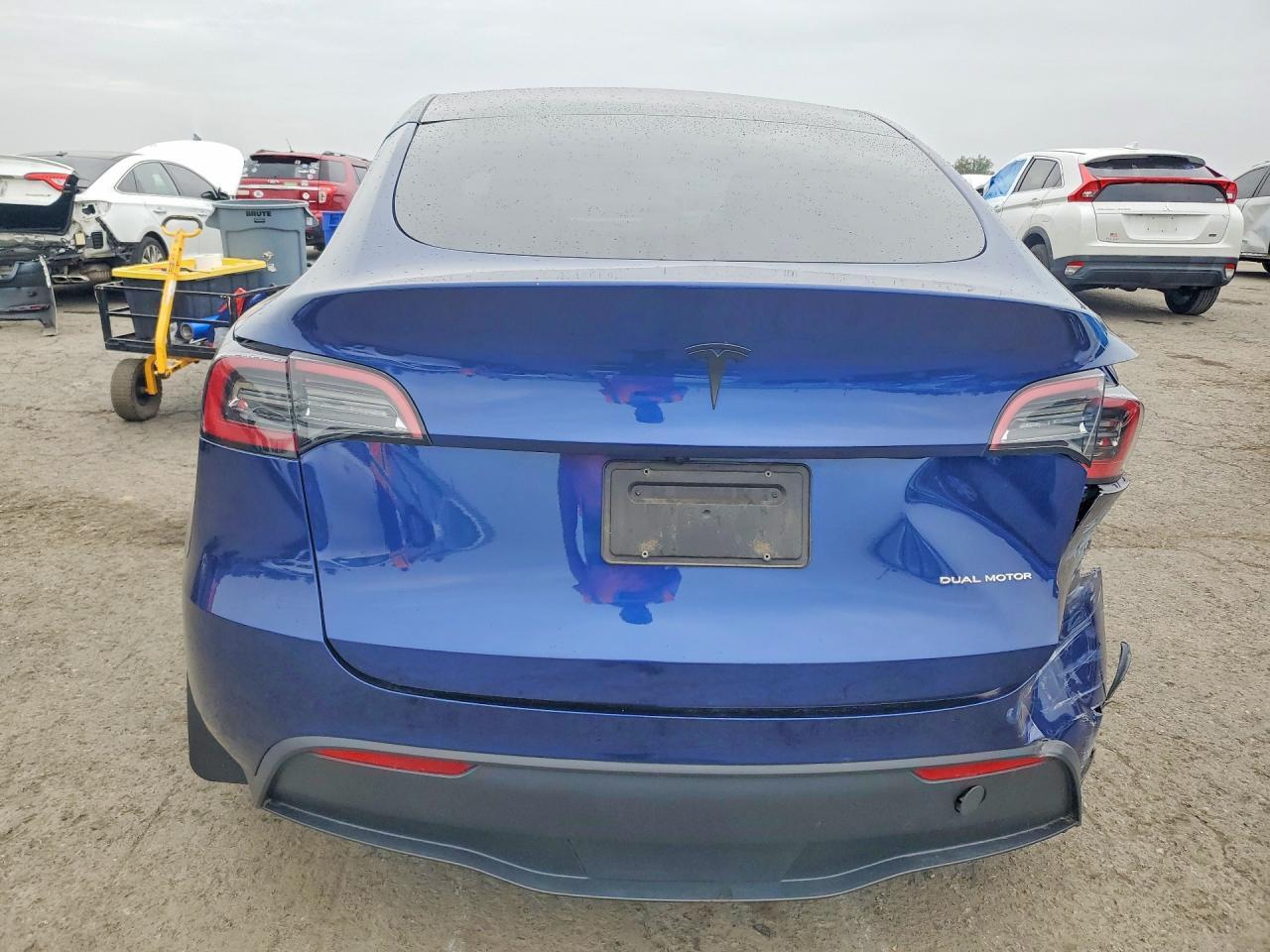2023 TESLA MODEL Y — Фото 6 из 12