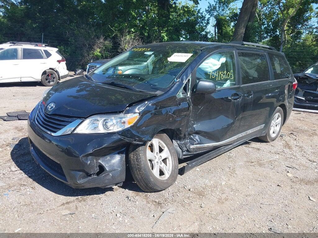 5TDKZ3DC6HS809760 2017 TOYOTA SIENNA photo no. 2