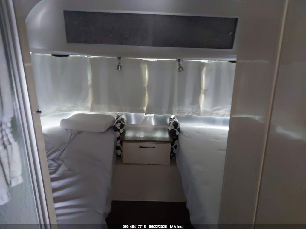 1STJFYJ24KJ547384 2019 AIRSTREAM INTL SERENITY photo no. 5