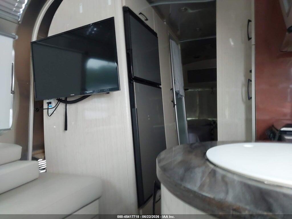 1STJFYJ24KJ547384 2019 AIRSTREAM INTL SERENITY photo no. 7