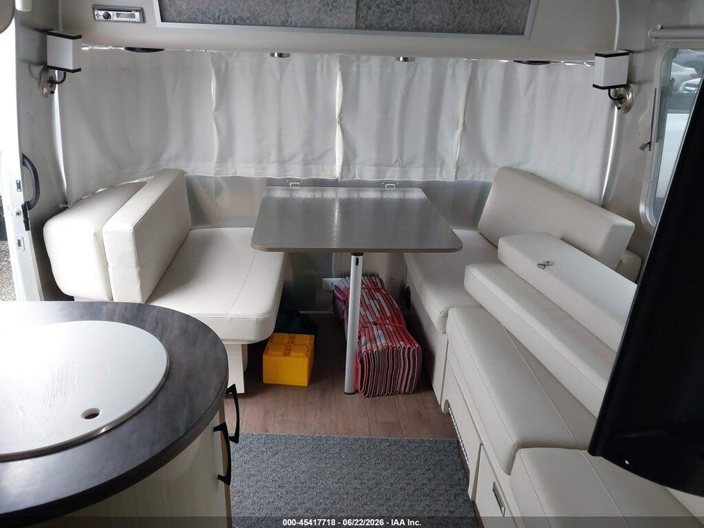 1STJFYJ24KJ547384 2019 AIRSTREAM INTL SERENITY photo no. 8