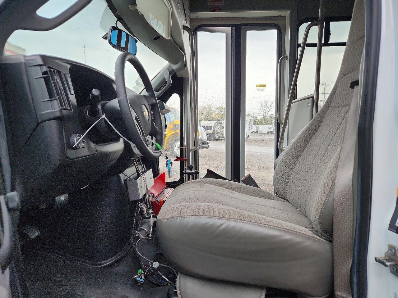 2022 CHEVROLET EXPRESS SHUTTLE BUS — Фото 7 из 13