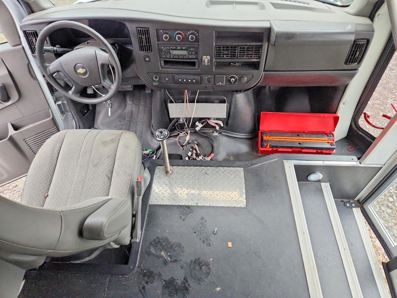 2022 CHEVROLET EXPRESS SHUTTLE BUS — Фото 8 из 13