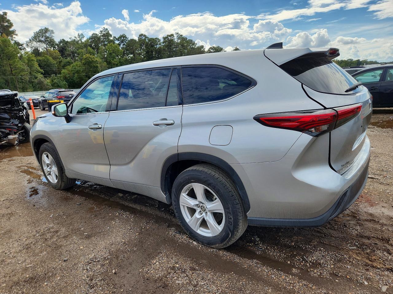 2022 TOYOTA HIGHLANDER L — Фото 2 из 13
