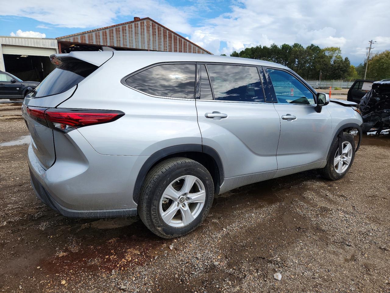 2022 TOYOTA HIGHLANDER L — Фото 3 из 13
