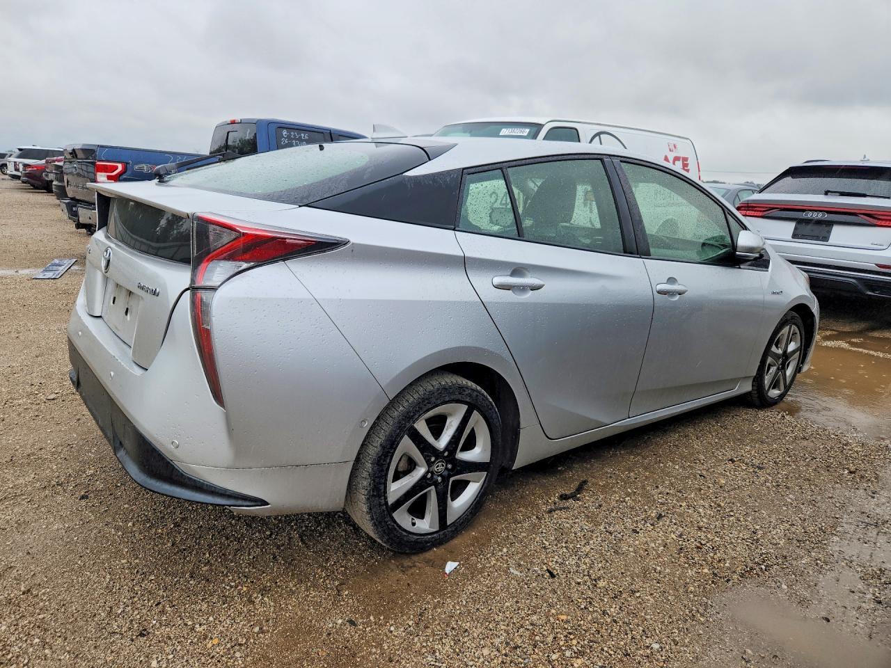 2018 TOYOTA PRIUS THREE TOURING — Фото 3 из 12