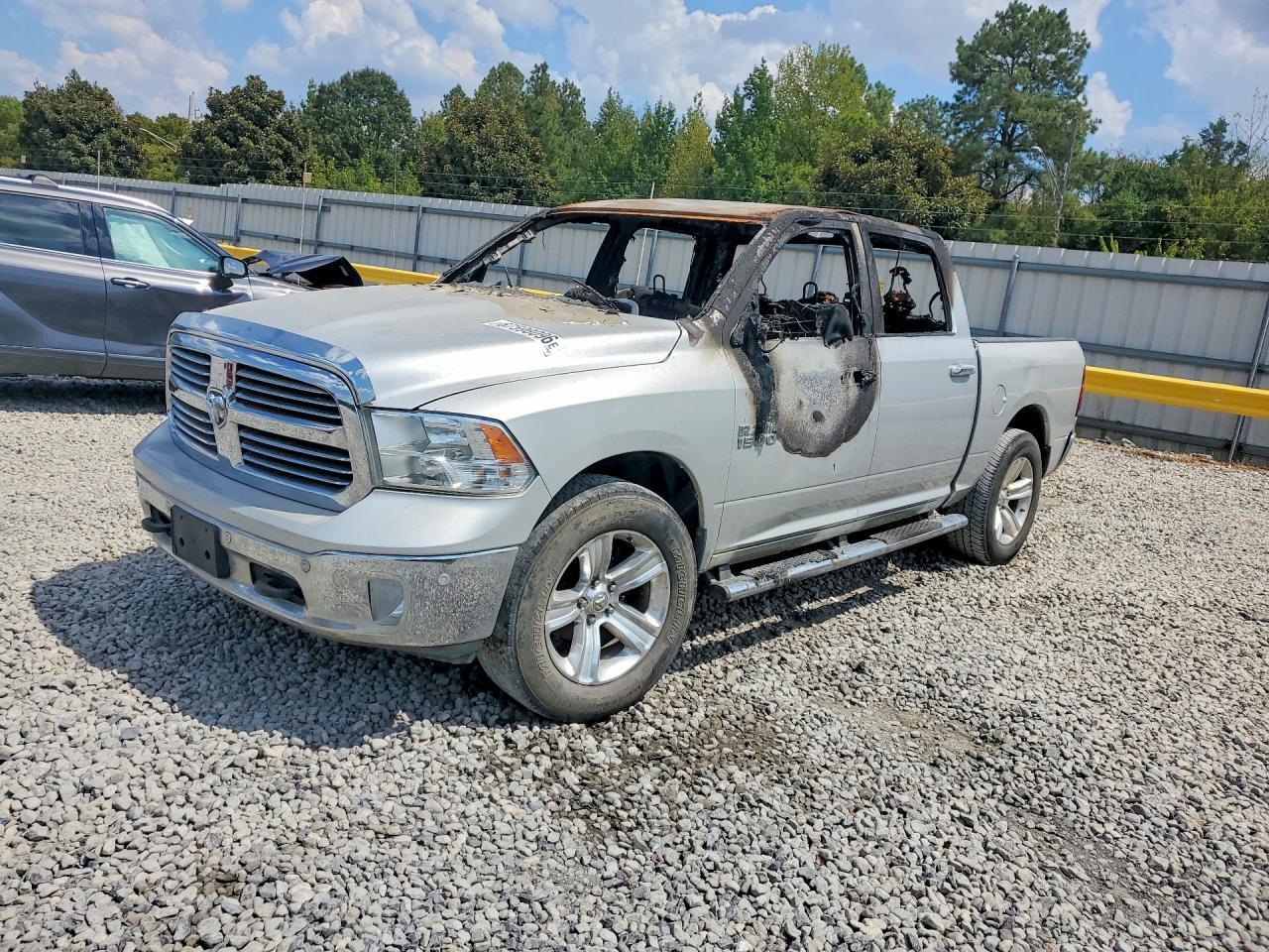 2016 RAM 1500 SLT