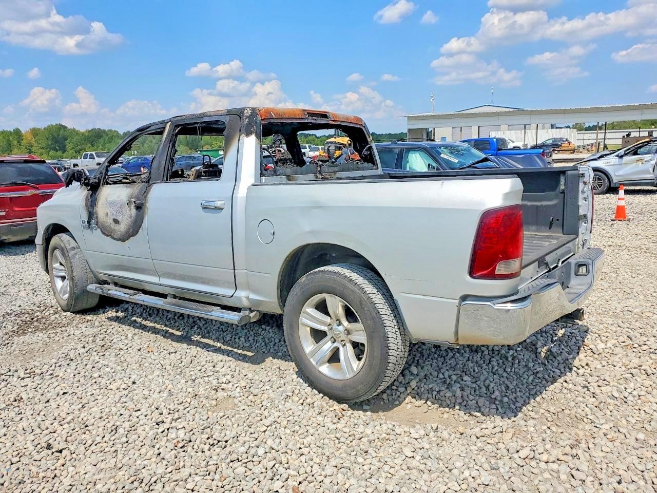 2016 RAM 1500 SLT — Фото 2 из 11