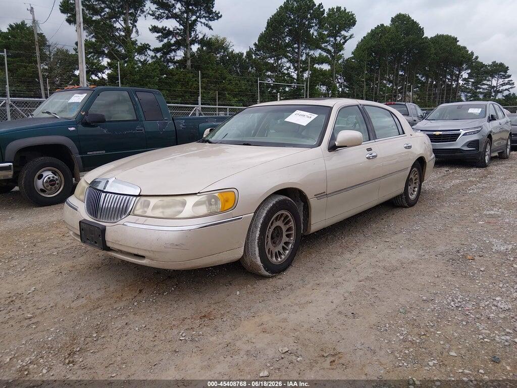 1LNHM83W5YY763355 2000 LINCOLN TOWN CAR photo no. 2