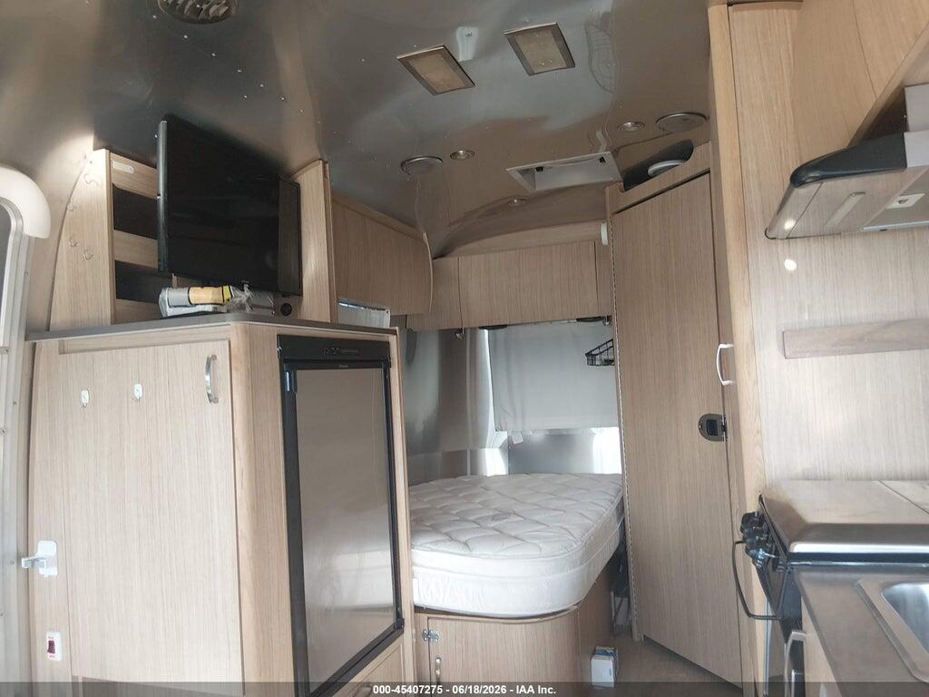 1STC9AA10HJ538771 2017 AIRSTREAM FLYING CLOUD photo no. 8