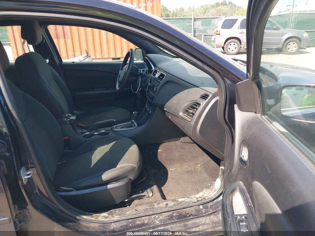 1C3BC4FB2BN557910 2011 CHRYSLER 200 photo no. 5