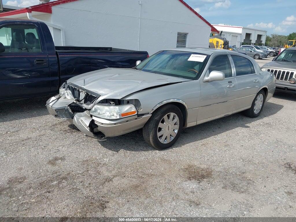 1LNHM83WX3Y658965 2003 LINCOLN TOWN CAR photo no. 2