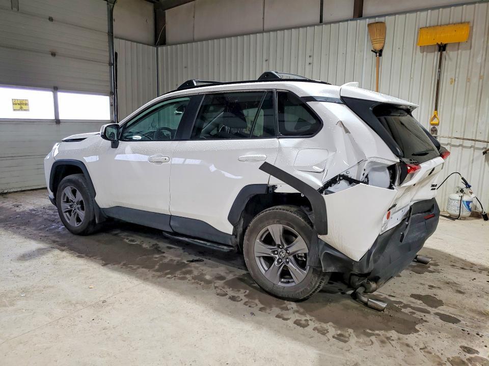 2024 TOYOTA RAV4 XLE — Фото 2 из 13